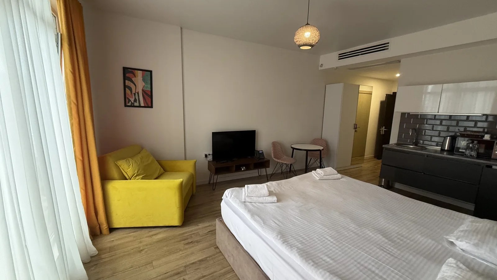 Living and sleeping area · F 508 · 3