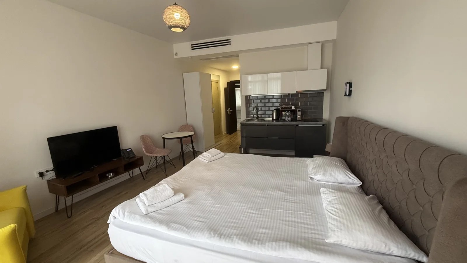 Living and sleeping area · F 508 · 4