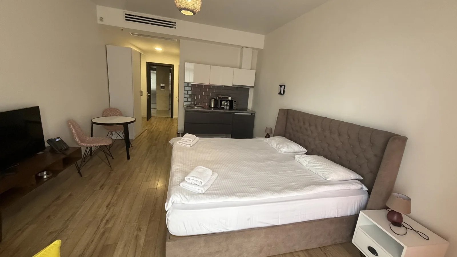 Living and sleeping area · F 508 · 5