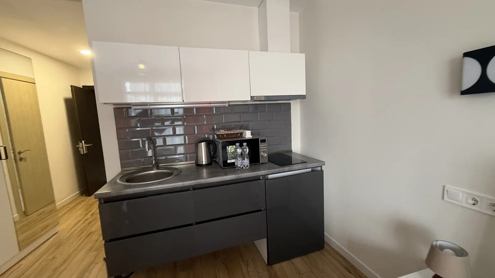 Kitchen area · F 508 · 6