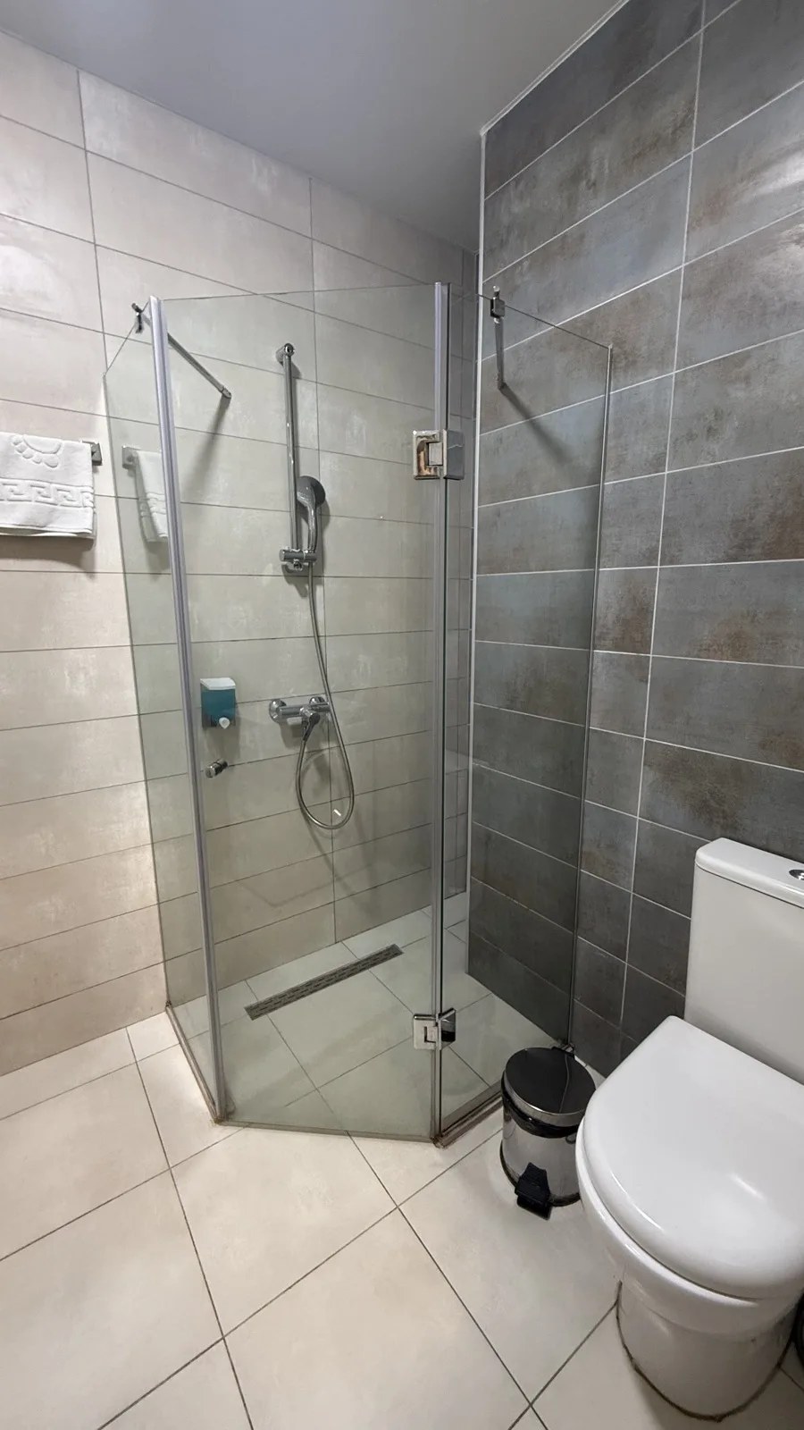 Bathroom · F 508 · 8