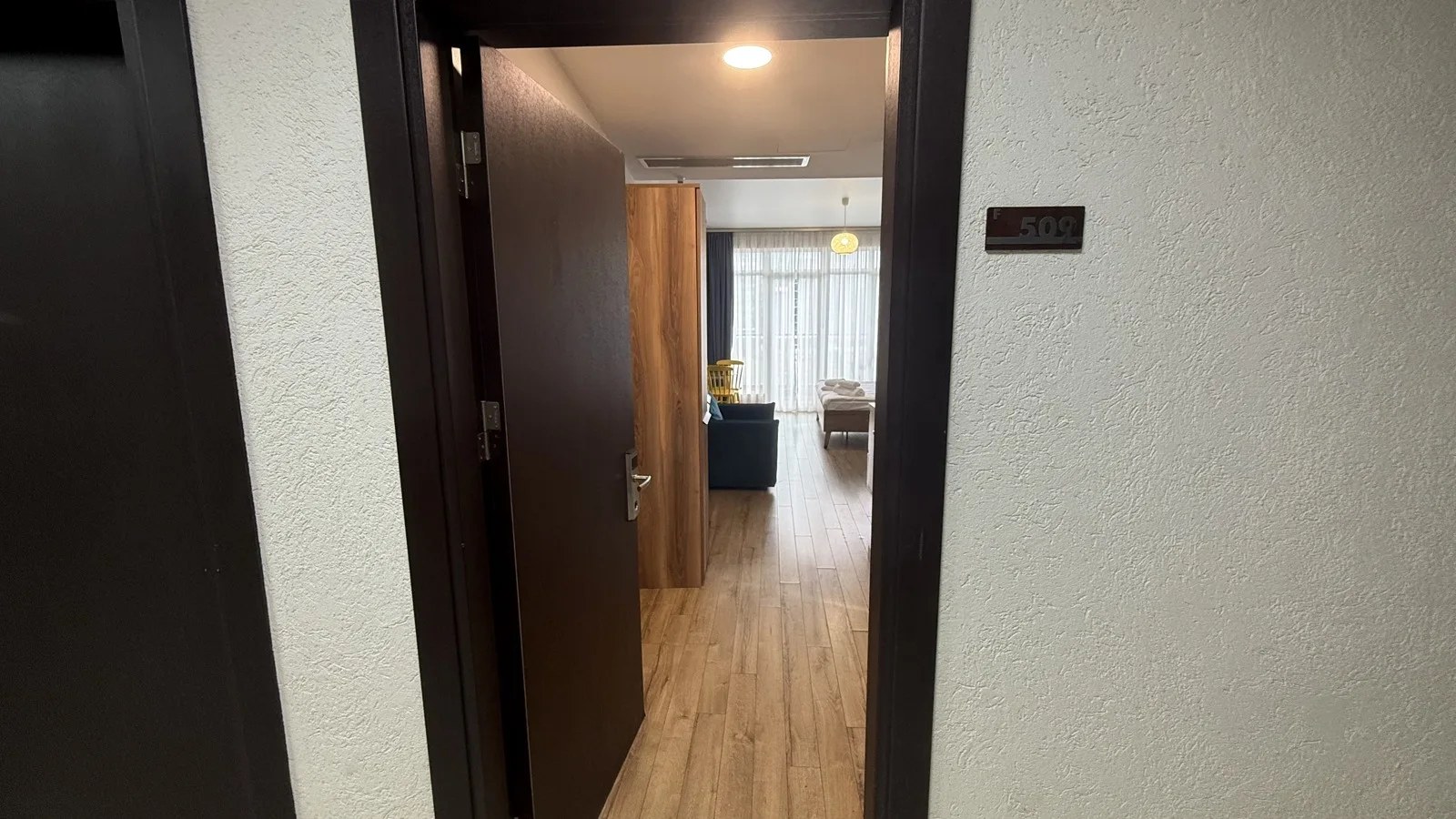 Entrance and hallway · F 509 · 10