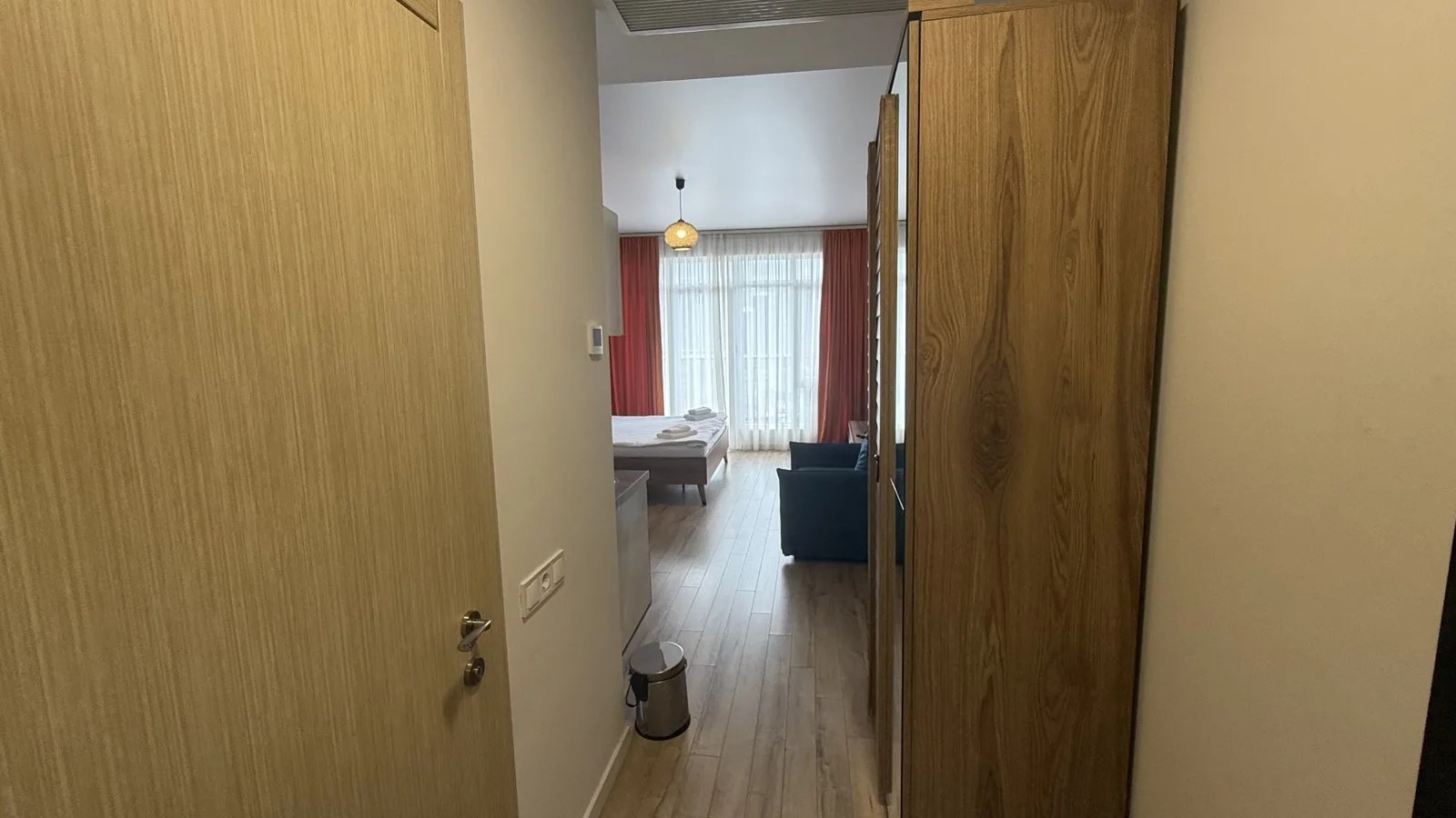 Entrance and hallway · F 510 · 9