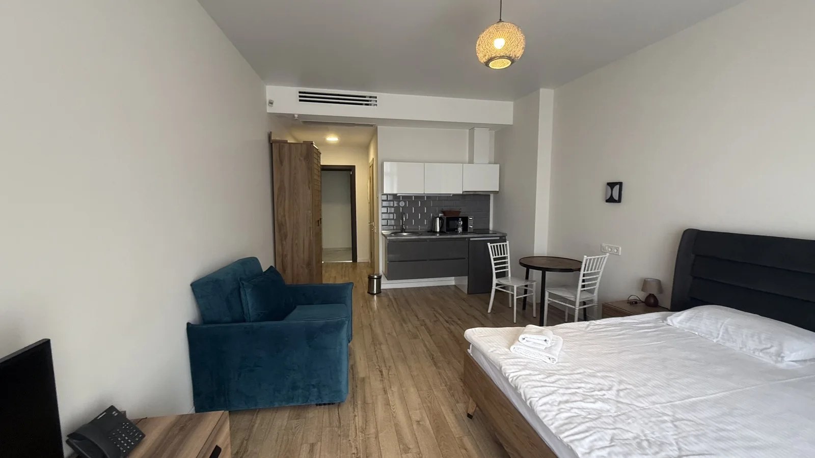 Living and sleeping area · F 510 · 4