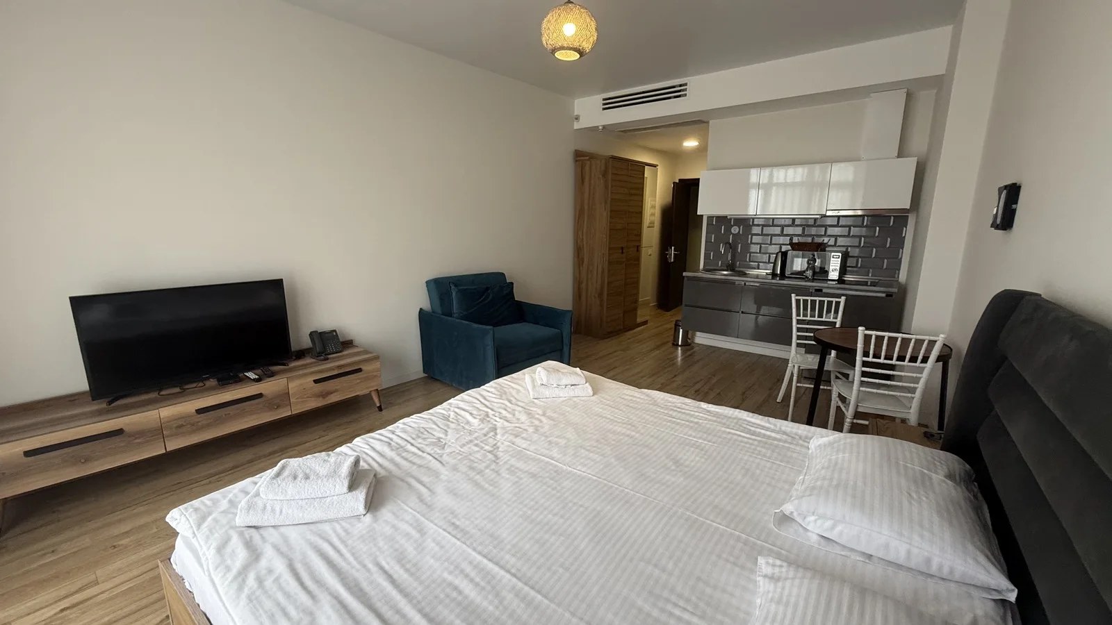 Living and sleeping area · F 510 · 5