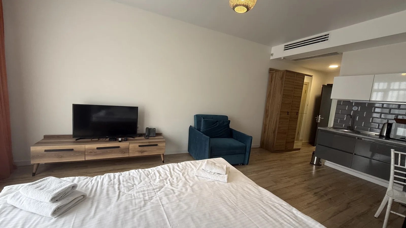 Living and sleeping area · F 510 · 6